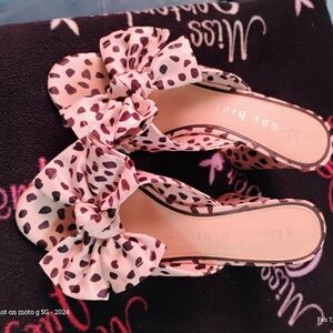 Bow heels
